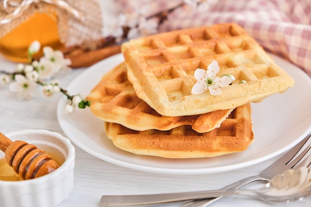 Miód polewany na świeże gofry belgijskie