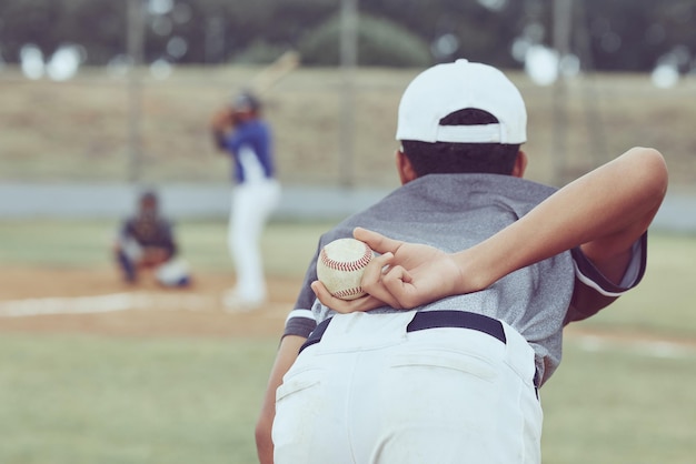 Zdjęcie miotacz baseballu i piłka w ręku zawodnik gotowy do rzutu i młodzi mężczyźni grający na boisku fitness sportowy i zawodowy bejsbolista w mundurze z kijem bejsbolowym czekający na diament, aby wygrać grę