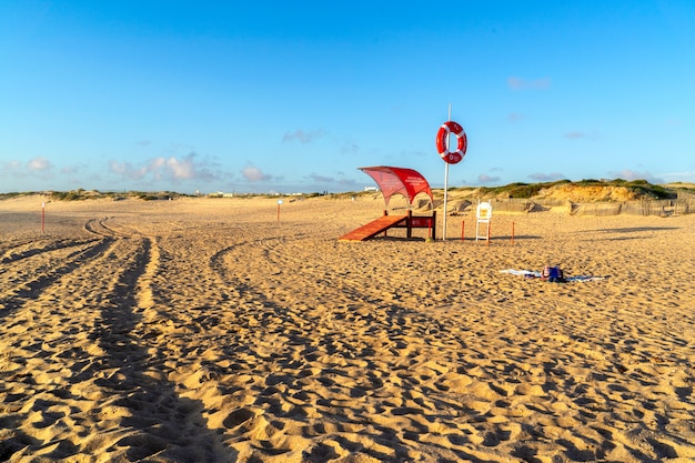 Miramar plaża ibb Porto. Ratownik na plaży o zachodzie słońca