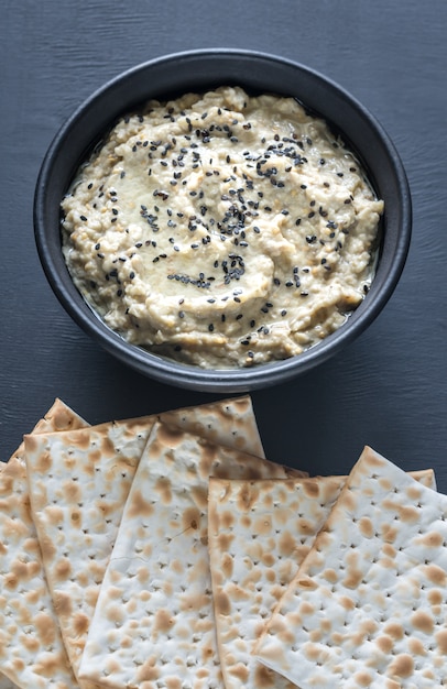 Zdjęcie miska baba ghanoush z matzo