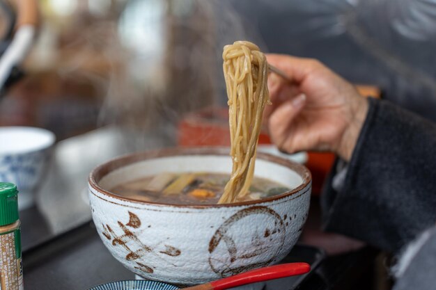 Miska chińskiego makaronu z warzywami i japońskim makaronem udon