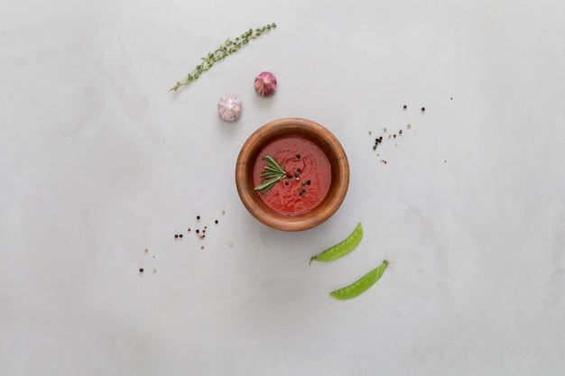 Miska gazpacho, trochę czosnku, zielony groszek