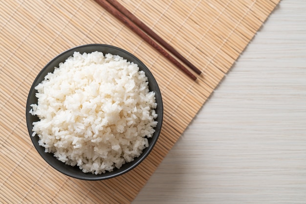 miska gotowanego białego ryżu