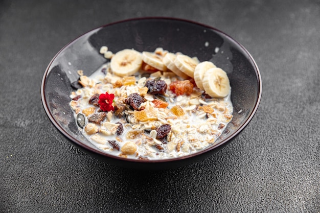 miska granoli z mlekiem, suszonymi owocami i świeżymi bananami smaczne śniadanie gotowe do spożycia zdrowego posiłku