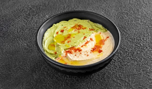 Miska Guacamole I Wymieszać Hummus Na Czarnym Stole