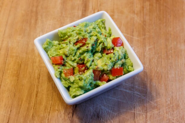 Miska guacamole na drewnianym stole