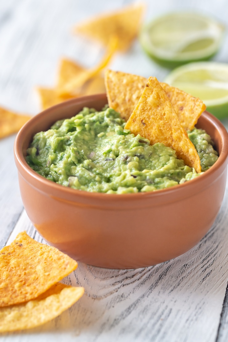 Zdjęcie miska guacamole z frytkami tortilli