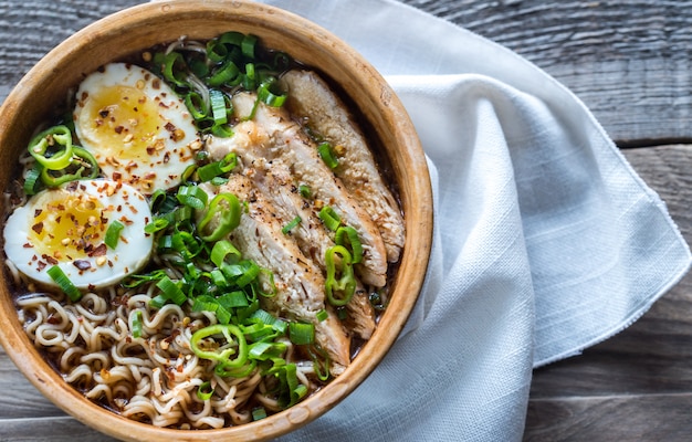 Miska Kurczaka Ramen Zupa Na Drewnianym Stole