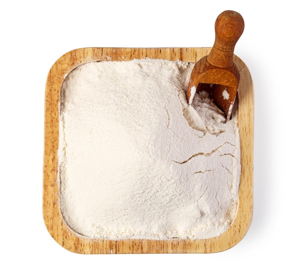 Miska mąki na białym tle