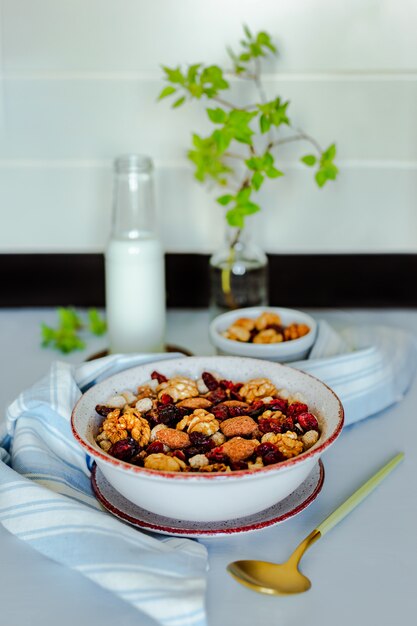 Miska Muesli Z Orzechami Włoskimi, Czekoladą I Suszoną żurawiną, Butelka Mleka, Mała Miska Z Orzechami, łyżka, Ręcznik I Zielona Gałąź