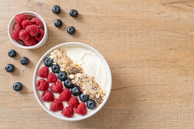 Miska na domowy jogurt z malinami, jagodami i granolą - zdrowy styl jedzenia