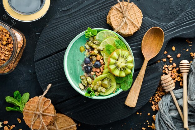 Miska Na Smoothie Z Zieloną Spiruliną, Miętą Kiwi I Pestkami Dyni śniadanie Widok Z Góry Wolne Miejsce Na Tekst