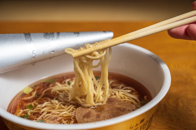 Miska ramenu z łyżką z napisem ramen.