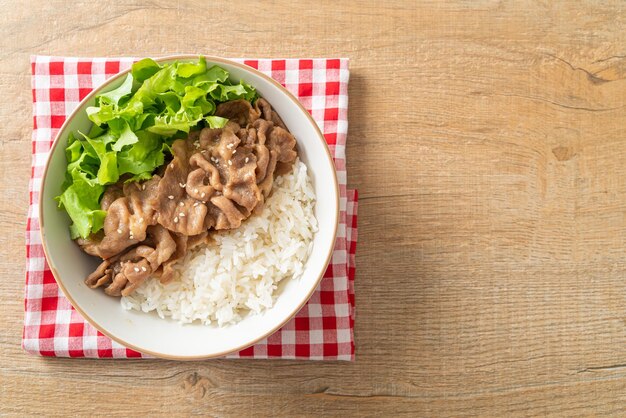 Miska ryżu Donburi domowej roboty japońskiej wieprzowiny