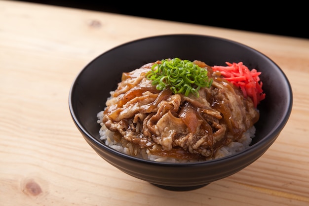 Miska ryżu japoński wieprzowina na drewnianym stole