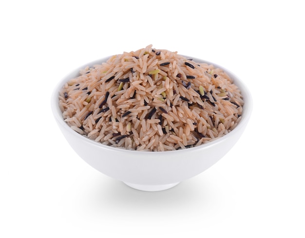 miska ryżu na białym tle