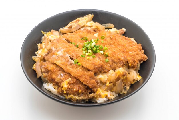 miska ryżu smażona wieprzowina (Katsudon)