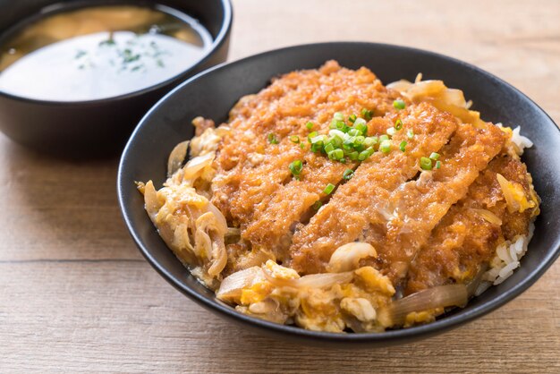 miska ryżu smażona wieprzowina (Katsudon)