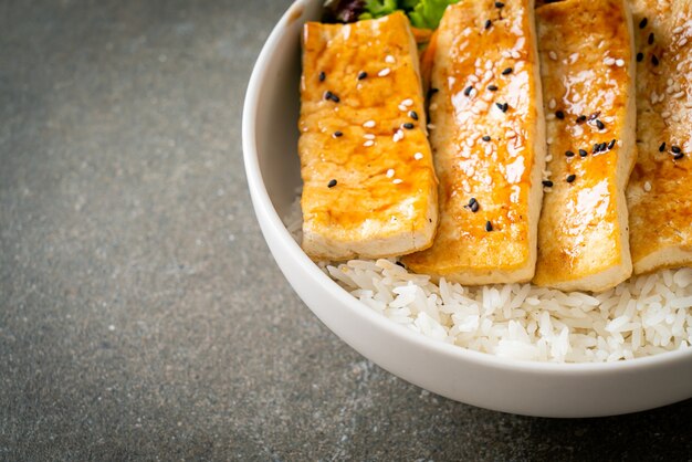 Miska ryżu teriyaki tofu - wegańskie i wegetariańskie jedzenie