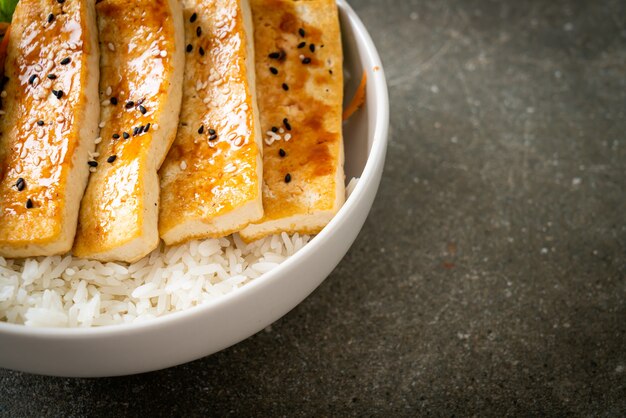 Zdjęcie miska ryżu teriyaki tofu - wegańskie i wegetariańskie jedzenie