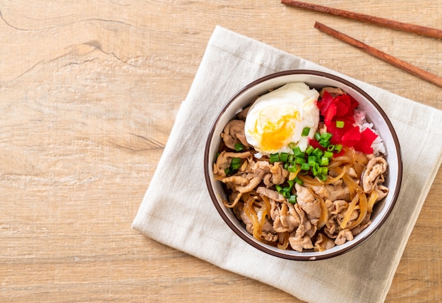 miska ryżu wieprzowego z jajkiem (Donburi) - japońskie jedzenie