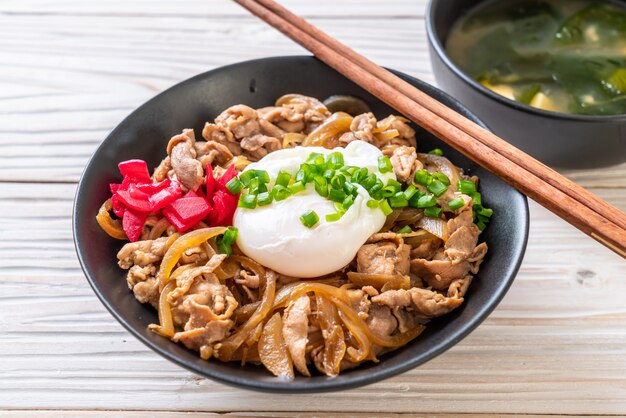 miska ryżu wieprzowego z jajkiem (Donburi) - japońskie jedzenie