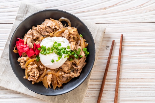 miska ryżu wieprzowego z jajkiem (Donburi) - japońskie jedzenie