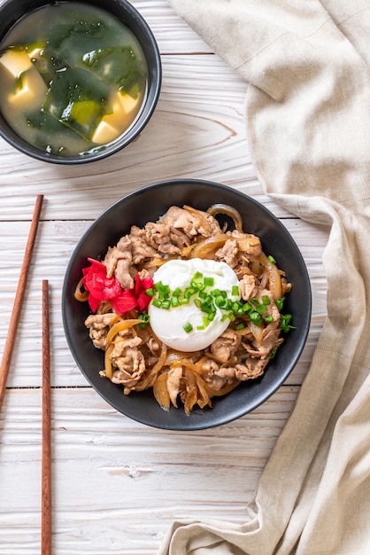 miska ryżu wieprzowego z jajkiem (Donburi) - japońskie jedzenie