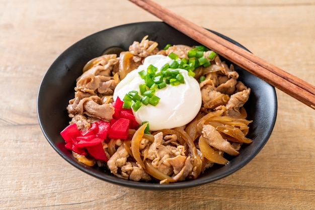 miska ryżu wieprzowego z jajkiem (Donburi) - japońskie jedzenie