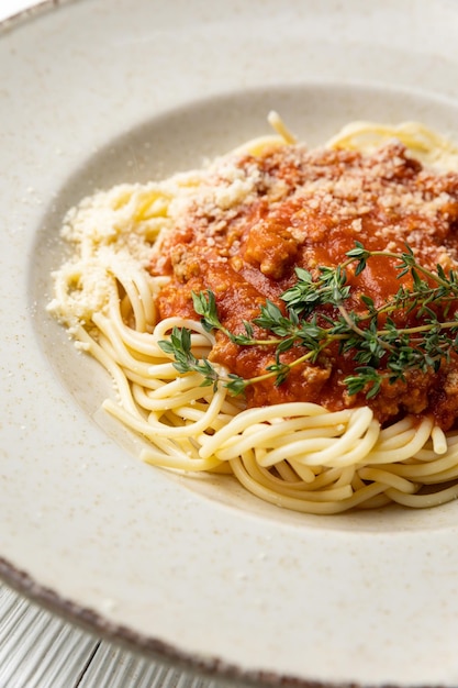 Miska spaghetti z sosem mięsnym i parmezanem