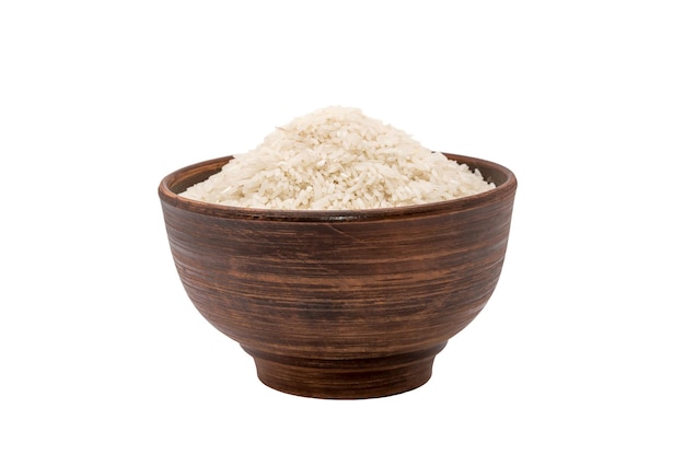 Miska surowego ryżu na białym tle