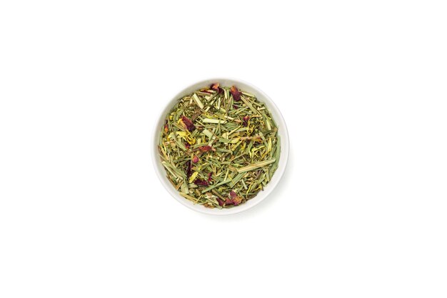 Miska suszonych liści zielonej herbaty na białym tle widok z góry