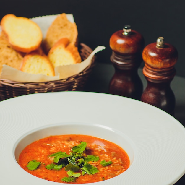 Miska świeżej włoskiej zupy Minestrone przeciw
