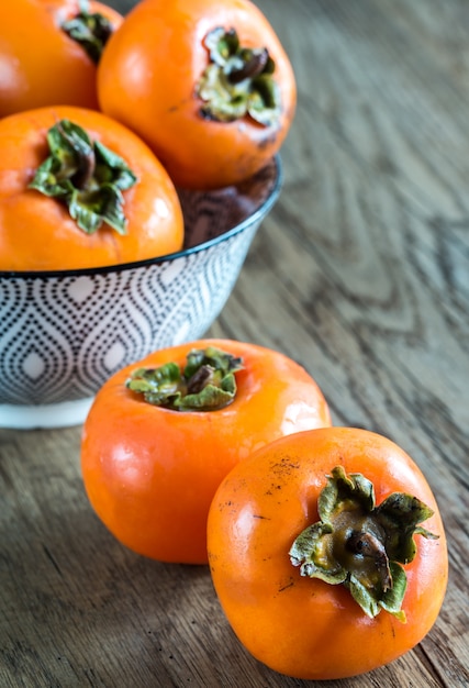 Miska świeżych persimmons