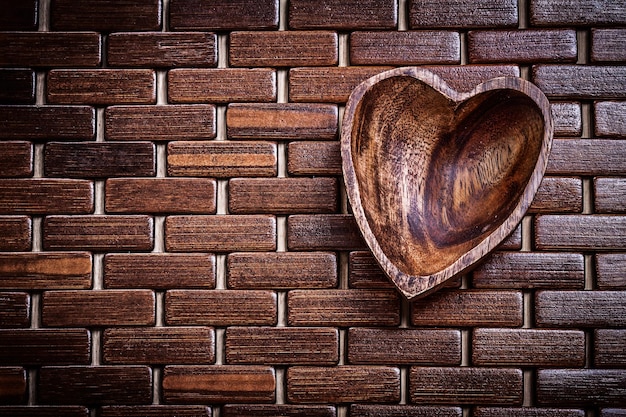 Miska w kształcie serca na drewnianej matowej koncepcji żywności i napojów