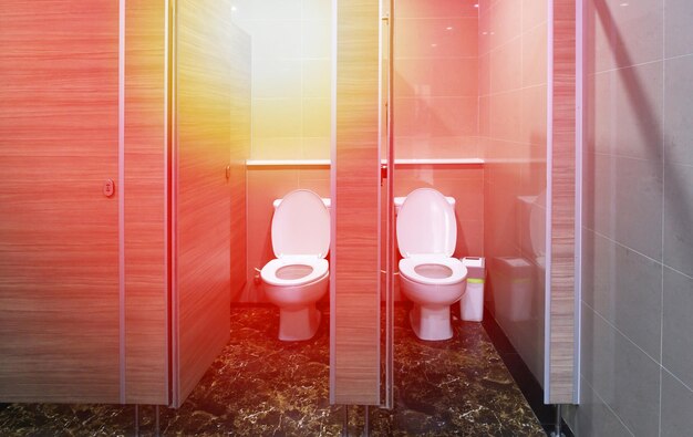 Zdjęcie miska wc w nowoczesnej łazience z koszem spłukiwanym toaleta czysta łazienka
