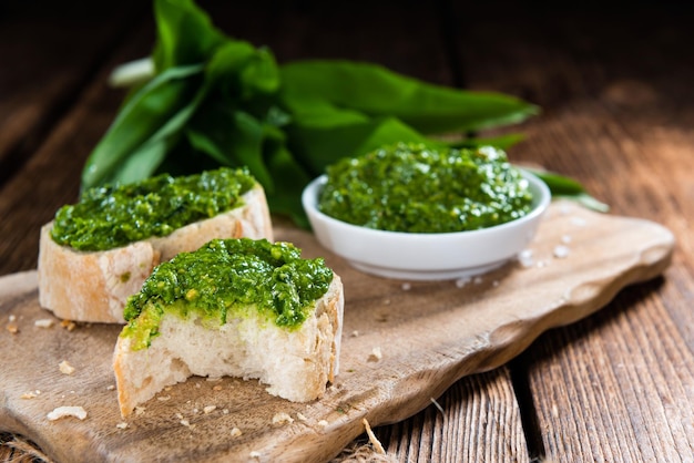 Miska z domowym Ramson Pesto