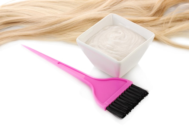 Zdjęcie miska z farbą do włosów i różowym pędzlem na białym tle zbliżenie