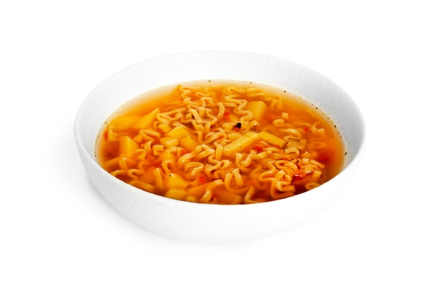 Miska z makaronem, zupa z makaronem w filiżance, azjatycki posiłek na białym tle Zupa w białym bowl. Zdjęcie wysokiej jakości