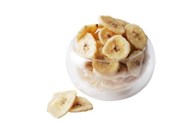 Miska z plastrami słodkiego banana na białym tle, widok z góry. Suszone owoce jako zdrowa przekąska
