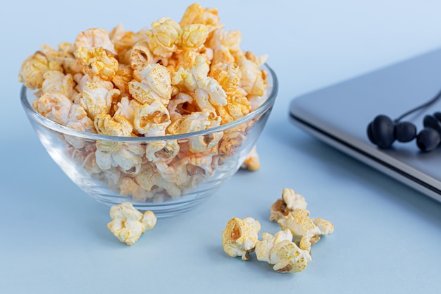 miska z popcornem, okularami 3D i laptopem