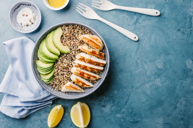 Miska Z Quinoa, Awokado I Kurczakiem