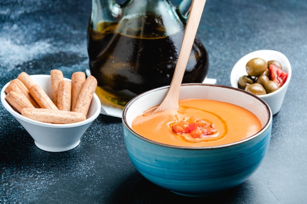 Miska Z Salmorejo, Typową Hiszpańską Zupę Pomidorową Podobną Do Gazpacho