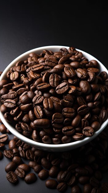 Miska ziaren kawy jest wypełniona ziarnami kawy.