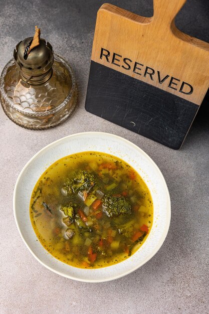 Miska zupy z napisem „zarezerwowane”