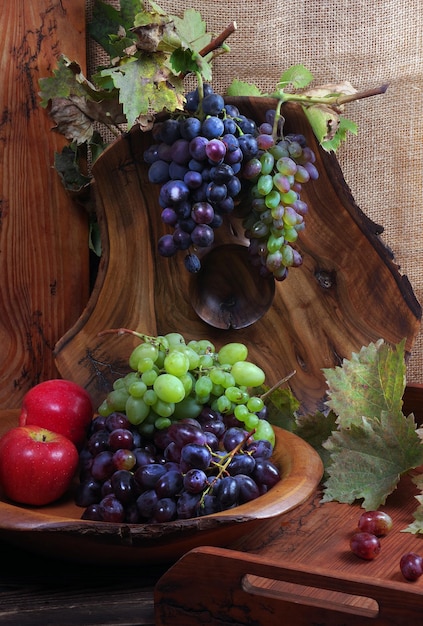 miskę winogron i miskę winogrona na stole.