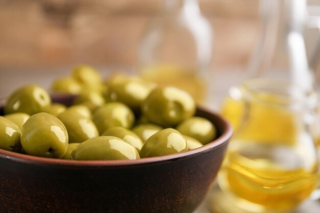 Zdjęcie miskę z zdrowymi oliwkami z bliska