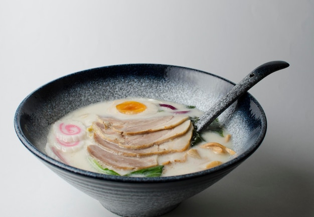 Miso Ramen Azjatycki makaron z jajkiem wieprzowym i kapustą pak choi w misce na ciemnym tle