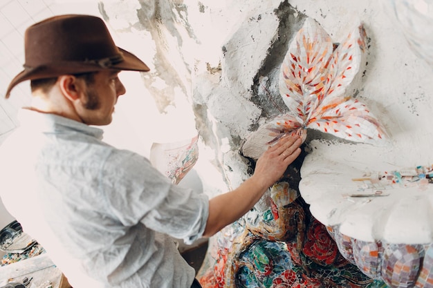 Mistrz mozaiki człowieka tworzący panel mozaiki szklanej Smalt Mężczyzna mozaika w pracy