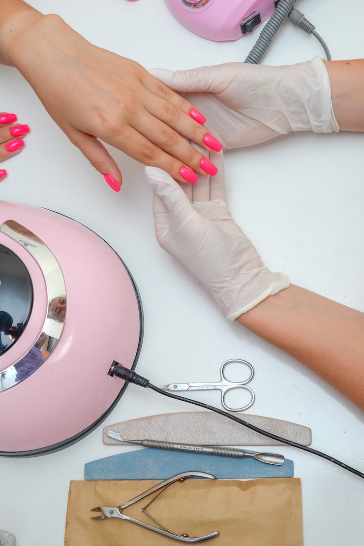 Zdjęcie mistrz robi manicure klientce w salonie z bliska